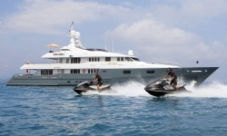 No re-delivery fees for M/Y Mosaique in July