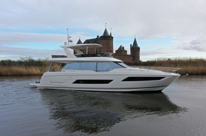 M/Y PRESTIGE 680 FLY