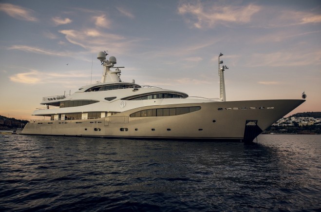 M/Y Light Holic