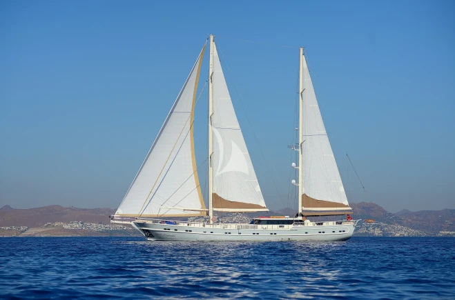 S/Y QUEEN OF SALMAKIS